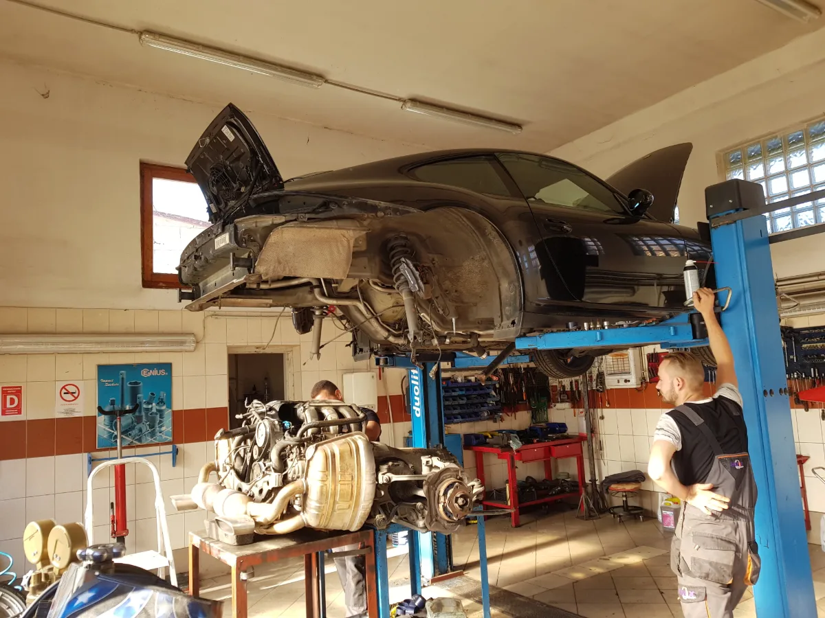 Sportkocsi emelőn, előtte a kiszerelt motor