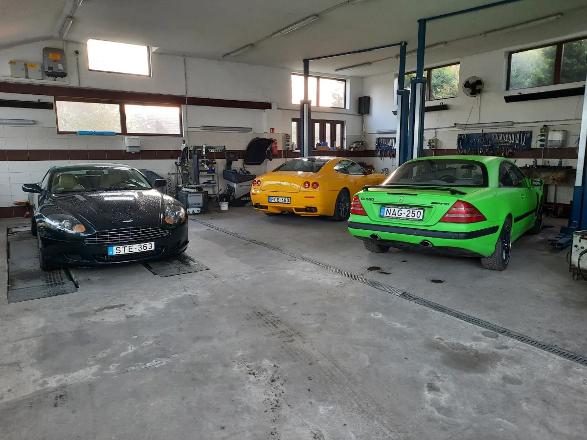 Három autó a műhelyben