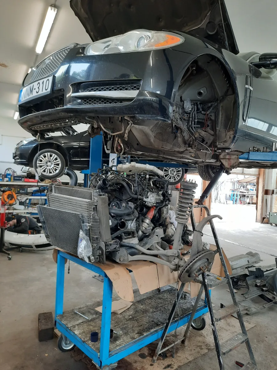 Megemelt karosszéria a kiszerelt motor felett