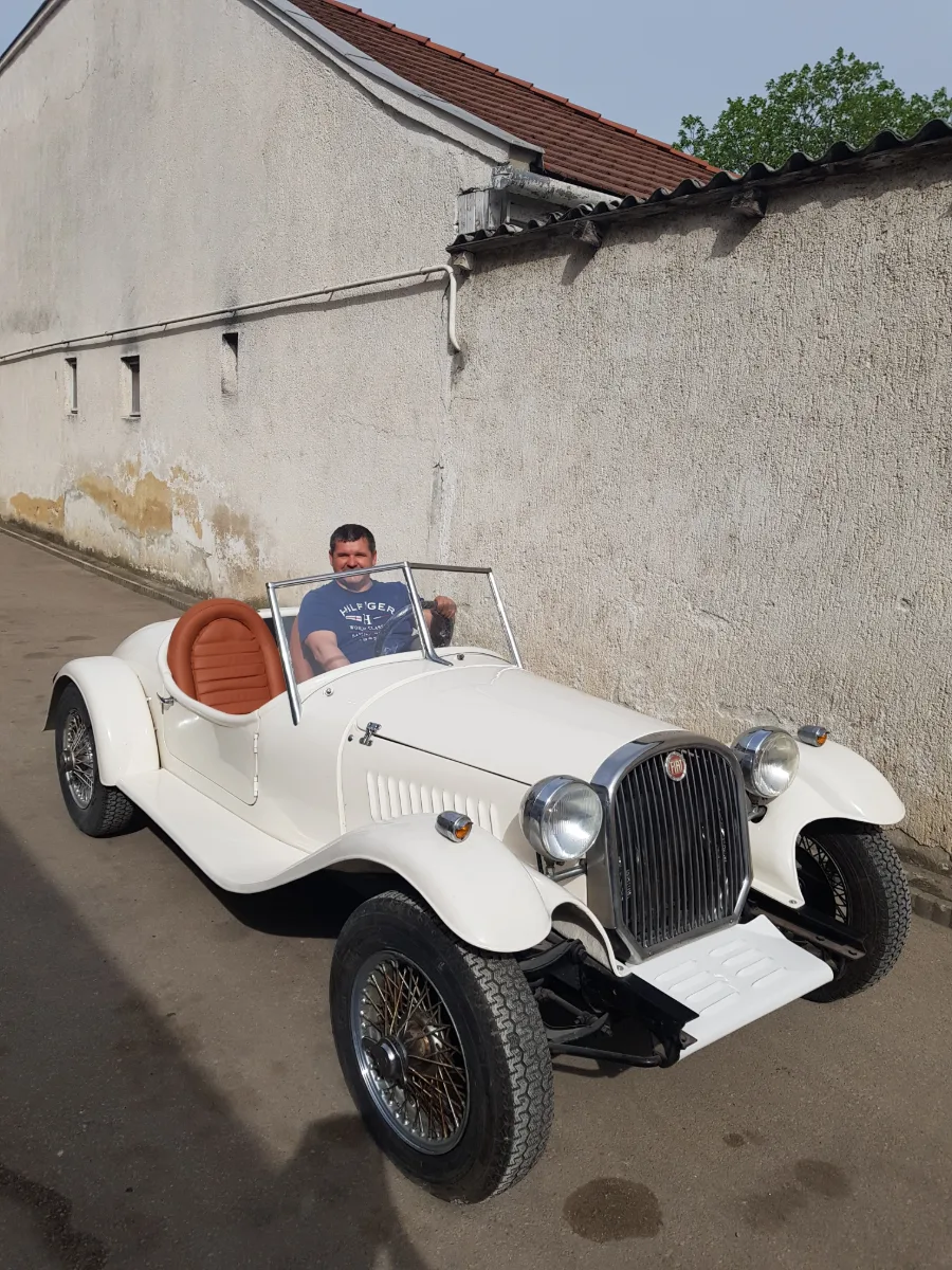 Veterán automobil a műhely udvarán